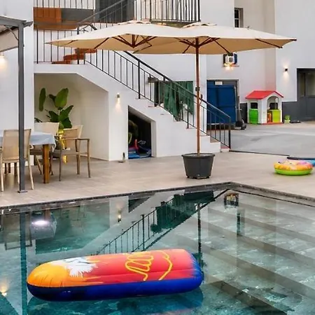 Ritz - Swimming Pool- Free Parking Hébergement de vacances *